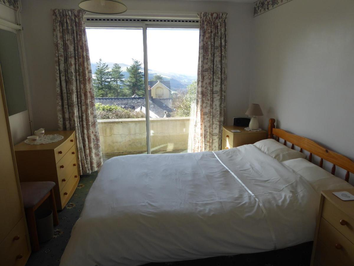 Plas Heulog Holiday Accommodation Ланвайрвехан Екстериор снимка