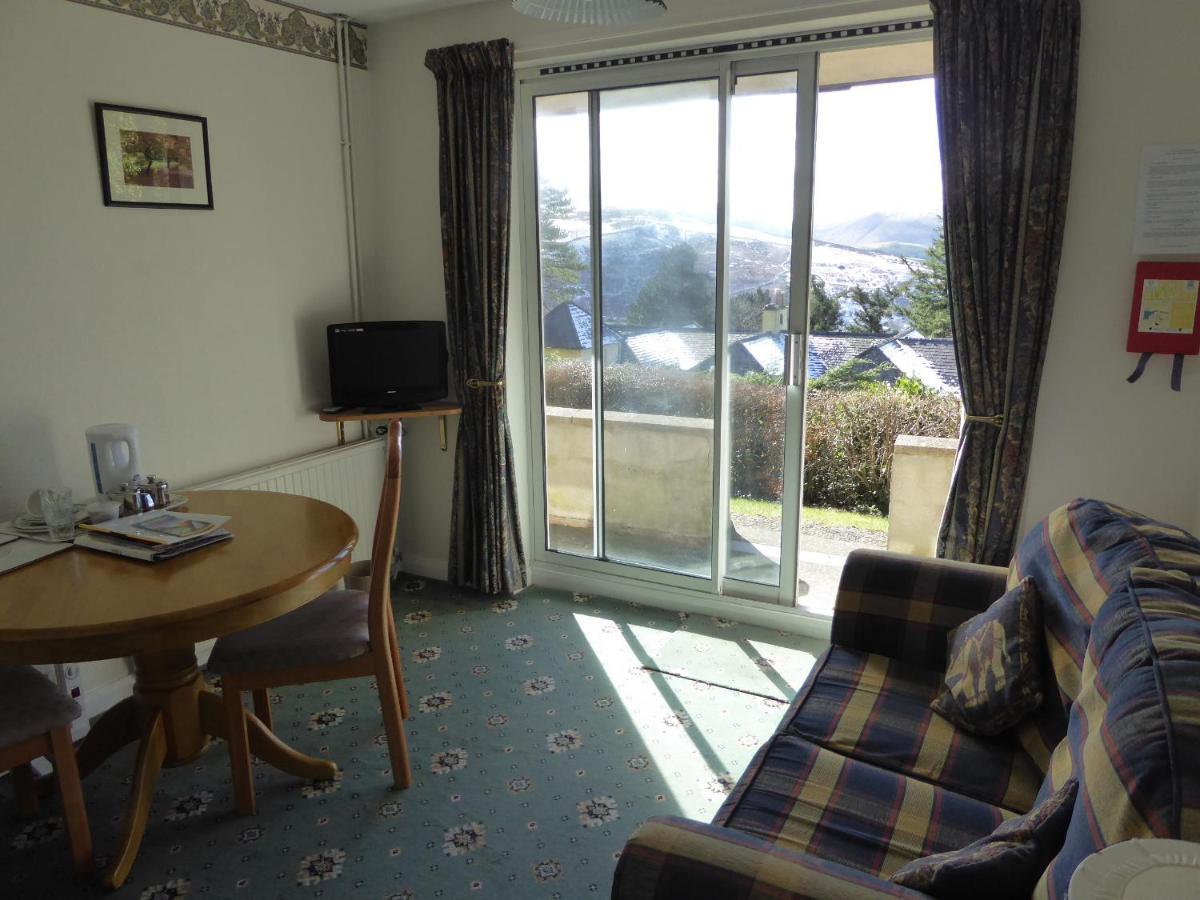 Plas Heulog Holiday Accommodation Ланвайрвехан Екстериор снимка