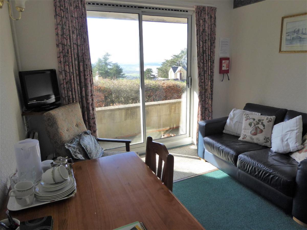 Plas Heulog Holiday Accommodation Ланвайрвехан Екстериор снимка