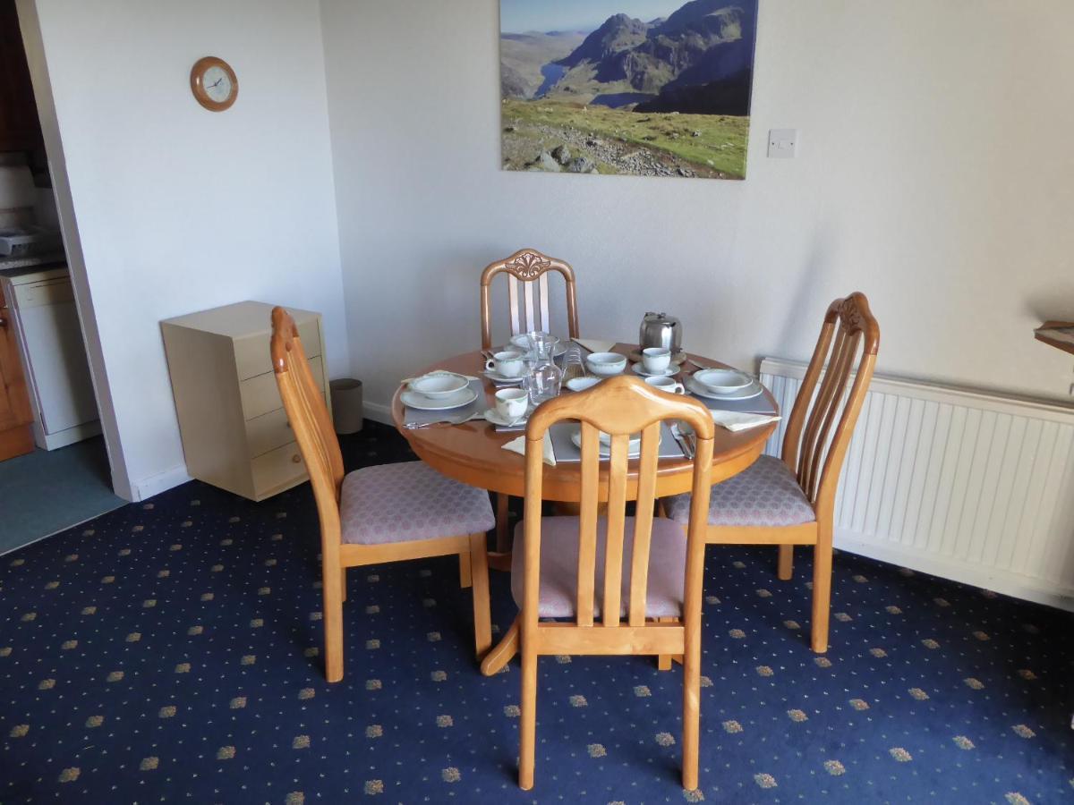 Plas Heulog Holiday Accommodation Ланвайрвехан Екстериор снимка
